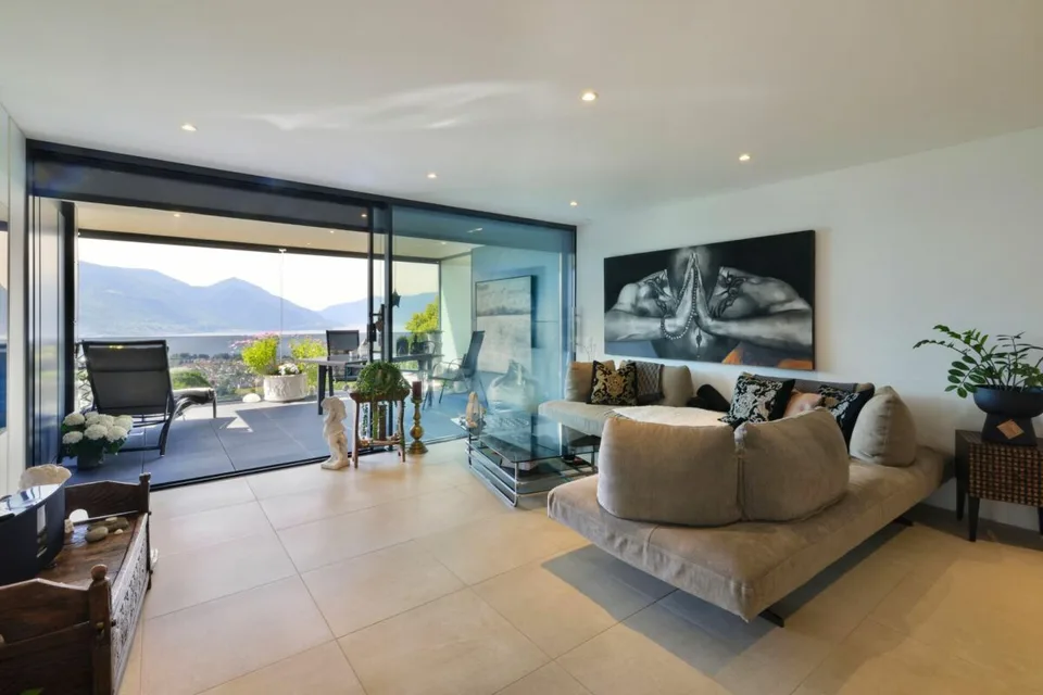 Moderne 3.5 Zi.-Wohnung mit Aussenpool und Seesicht