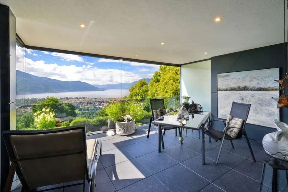 Moderne 3.5 Zi.-Wohnung mit Aussenpool und Seesicht