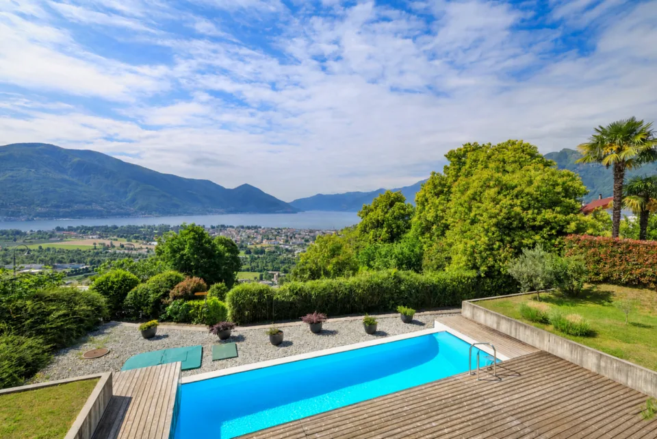 Moderne 3.5 Zi.-Wohnung mit Aussenpool und Seesicht