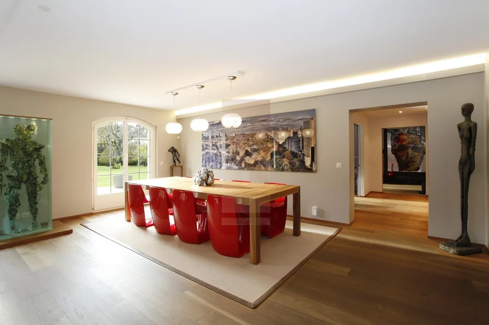 Schönes Familienhaus mit Pool und Nebengebäude