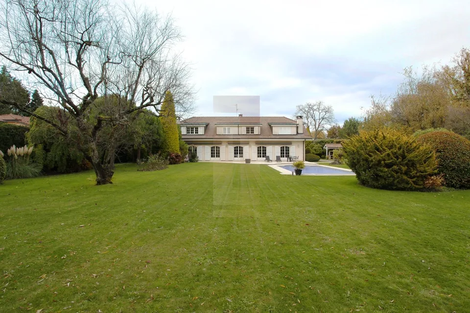 Schönes Familienhaus mit Pool und Nebengebäude