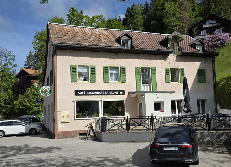 Immeuble mixte de rendement - jusqu'à 14.7%  brut avec exploitation du dancing.