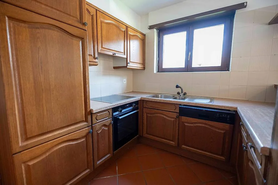 Wir verkaufen eine Wohnung mit drei großen Apartments – Foto 12 von 13