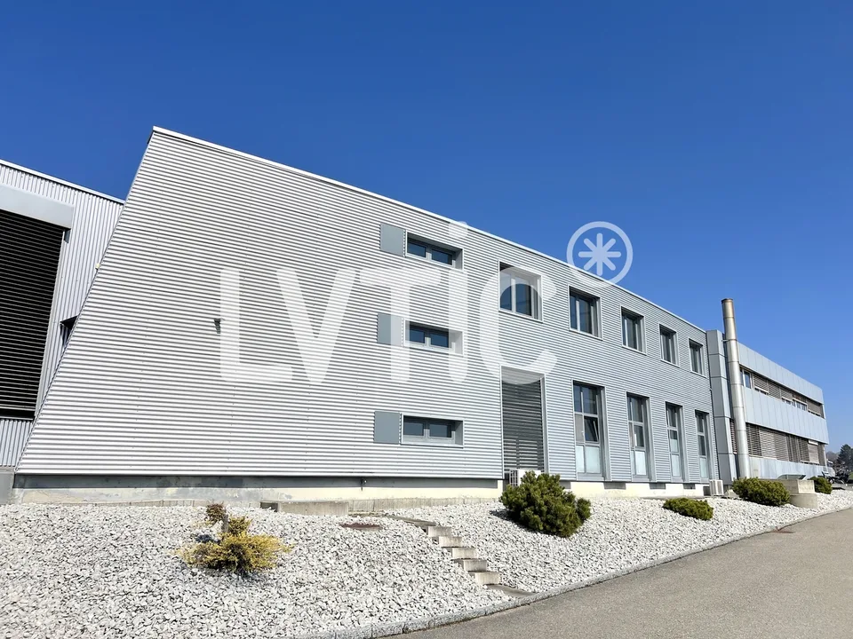 Industriehalle 2800 m2 mit Büros - Autobahn 2 Minuten - Bevaix (NE)