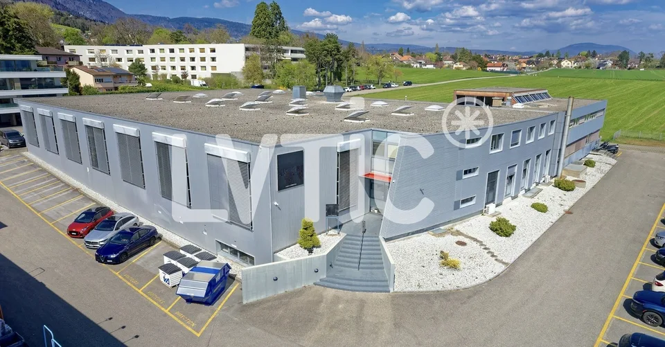 Industriehalle 2800 m2 mit Büros - Autobahn 2 Minuten - Bevaix (NE)