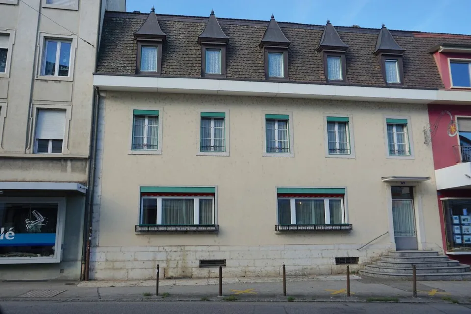 ARI-248 Pour investisseurs - Immeuble d'habitation, ancien restaurant à transformer en immeuble de rendement - Idéalement situé en zone centrale à Delémont