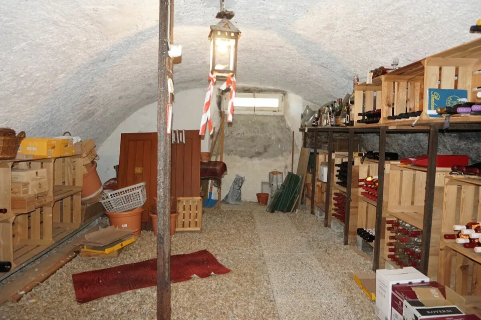ARI-248 Wohngebäude, ehemaliges Restaurant im Erdgeschoss, 2 Apartments in den Obergeschossen und große Dachboden – Foto 10 von 11