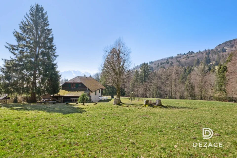 Chalet à transformer situé dans un cadre idyllique