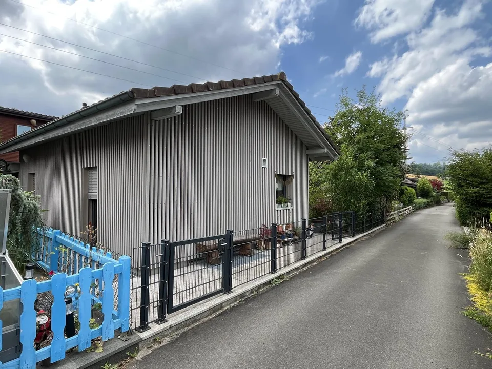 Kleinhaus (2.5 Zimmer, neuwertig)  mit Garten an idyllischer Lage im Feriendorf Walde (mit Freibad).