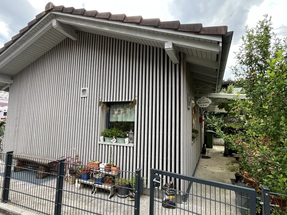 Casa piccola (2,5 locali, nuova) con giardino in una posizione idilliaca nel villaggio vacanze di Walde (con piscina all'aperto).