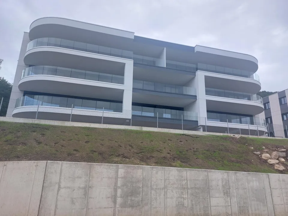 Montagnola: Lussuoso Appartamento con Vista Panoramica e Giardino Privato