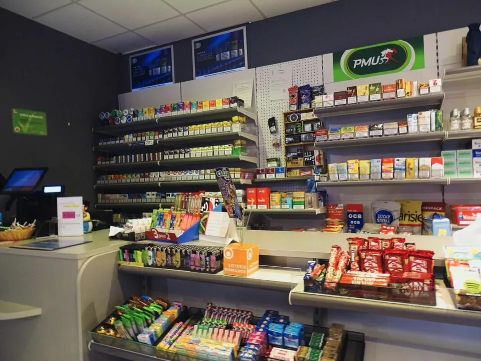 Magasin avec service de kiosque dans un centre commercial
