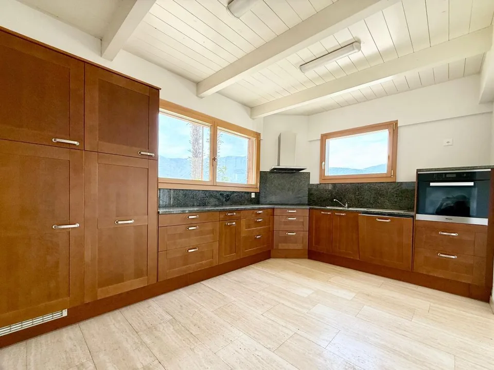 Maison avec un appartement de 5,5 pièces et un appartement de 2 pièces, 2+ places de parking, terrain et panneaux solaires