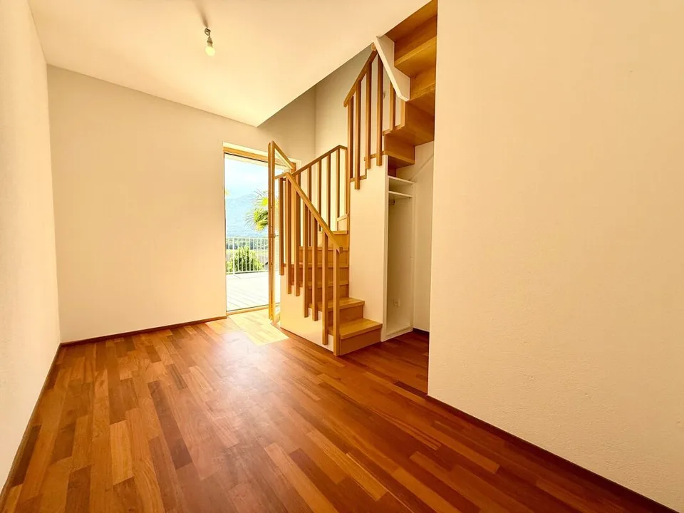 Maison avec un appartement de 5,5 pièces et un appartement de 2 pièces, 2+ places de parking, terrain et panneaux solaires
