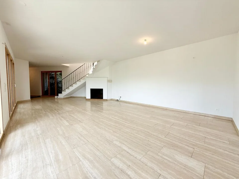 Maison avec un appartement de 5,5 pièces et un appartement de 2 pièces, 2+ places de parking, terrain et panneaux solaires
