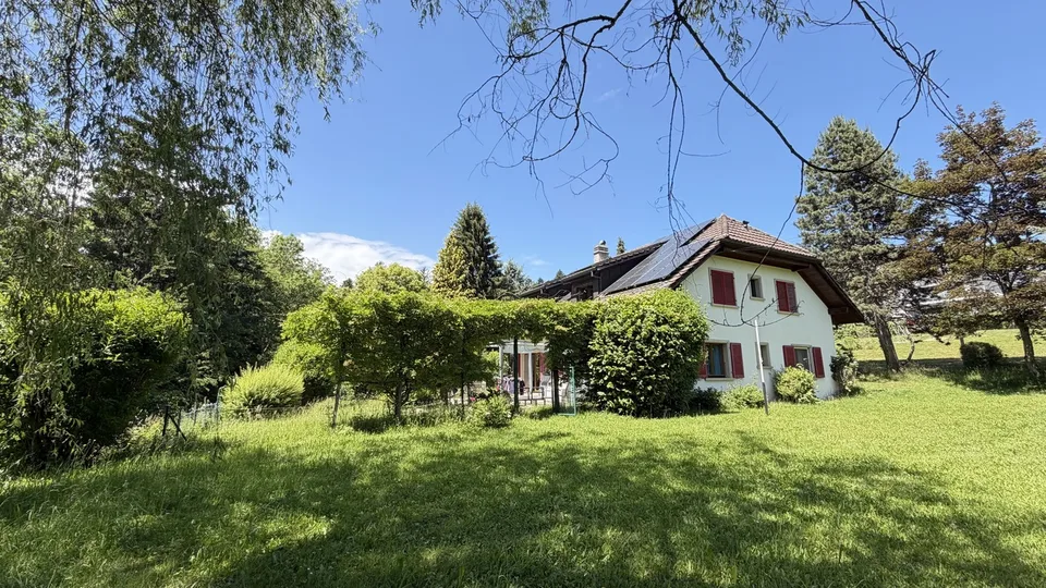 Grande maison de deux appartements avec potentiel d'agrandissement