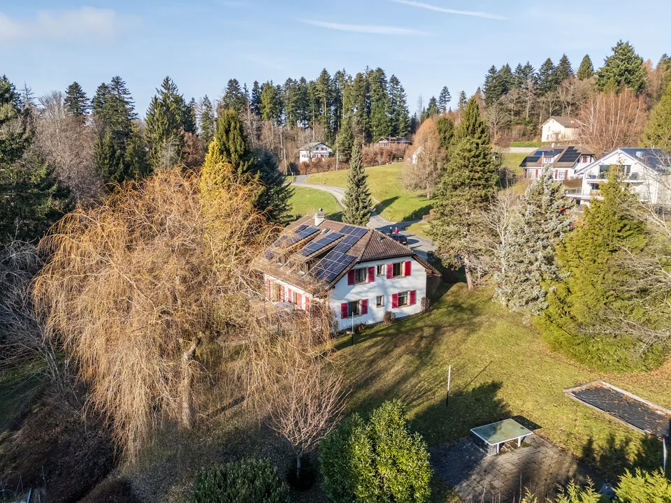 Großes Haus mit zwei Wohnungen und Erweiterungspotenzial