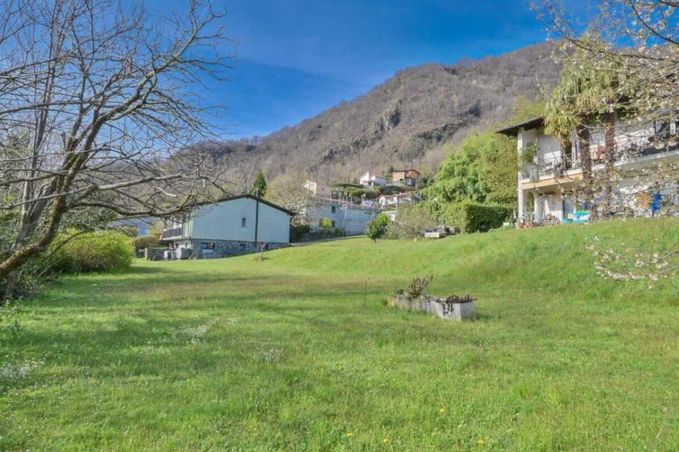 Grand terrain à bâtir avec maison bifamiliale – photo 7 sur 11