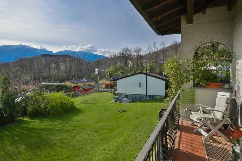 Grand terrain à bâtir avec maison bifamiliale – photo 10 sur 11