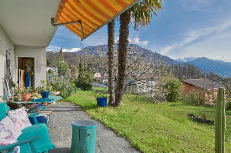 Grand terrain à bâtir avec maison bifamiliale – photo 11 sur 11
