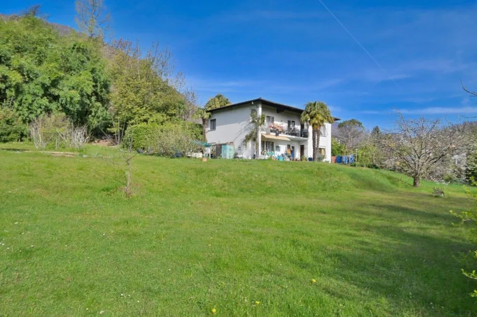 Grosses Bauland mit Zweifamilienhaus