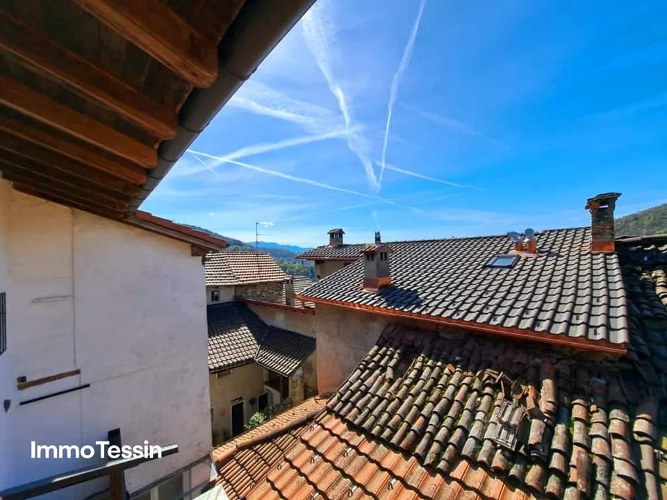 Spacieuse et charmante maison tessinoise avec 2 appartements dans un bel emplacement avec vue sur les montagnes tessinoises