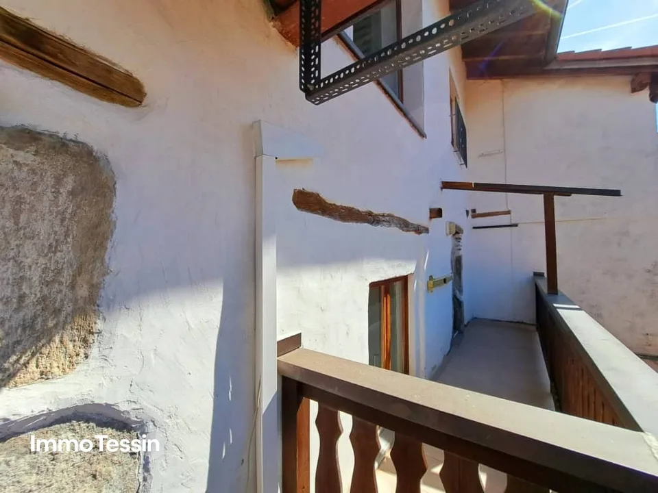 Spacieuse et charmante maison tessinoise avec 2 appartements dans un bel emplacement avec vue sur les montagnes tessinoises