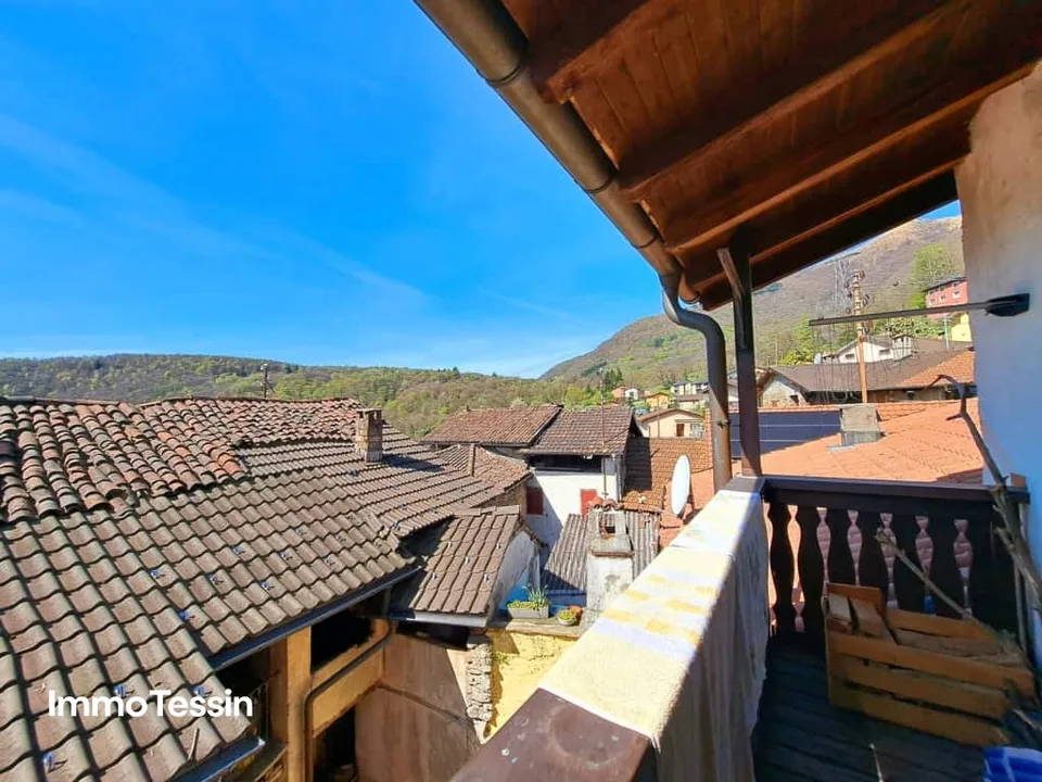 Spacieuse et charmante maison tessinoise avec 2 appartements dans un bel emplacement avec vue sur les montagnes tessinoises