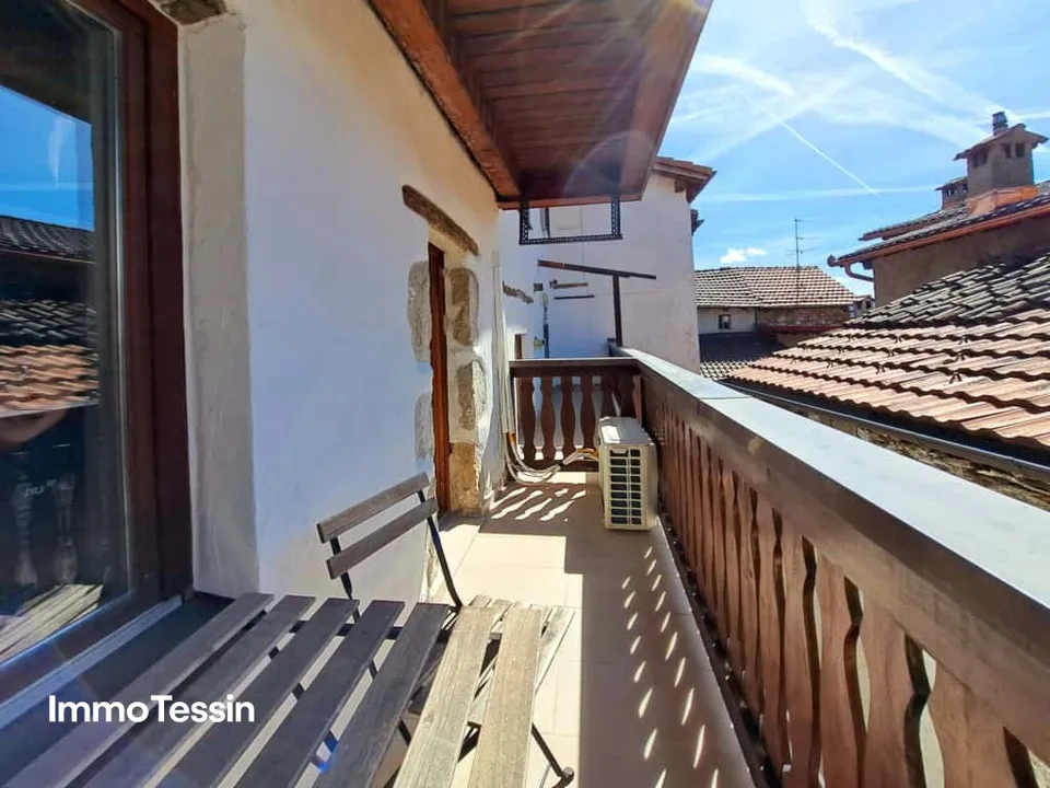 Spacieuse et charmante maison tessinoise avec 2 appartements dans un bel emplacement avec vue sur les montagnes tessinoises
