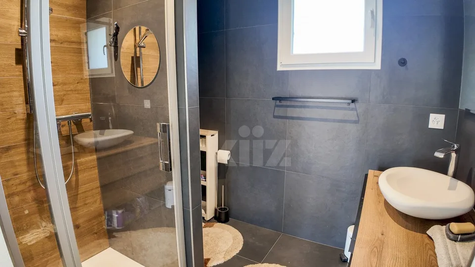 Magnificent apartment with large terrace and open view – photo 10 of 13