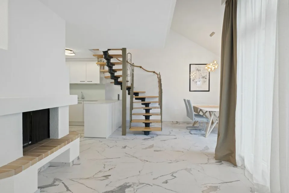 Renovierte Maisonette-Wohnung im Baurecht - Zentral gelegen mit Aussicht und Cheminée