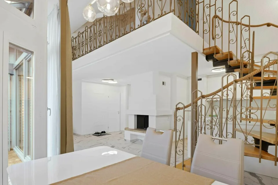 Maisonette ristrutturata in diritto di costruzione - Situata al centro con vista e camino