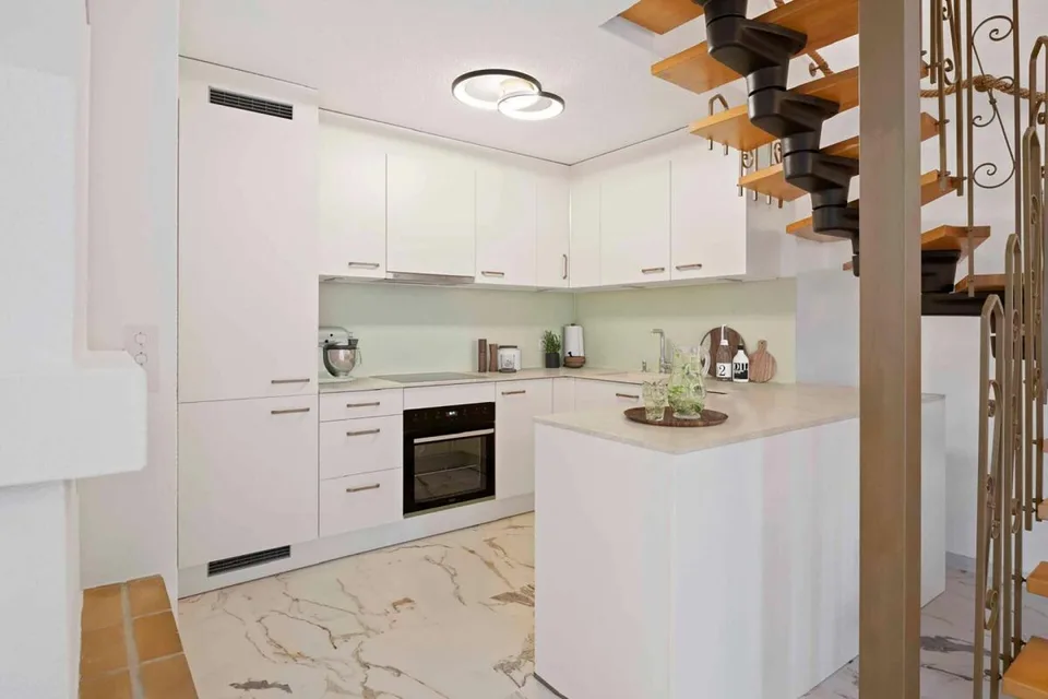 Maisonette ristrutturata in diritto di costruzione - Situata al centro con vista e camino