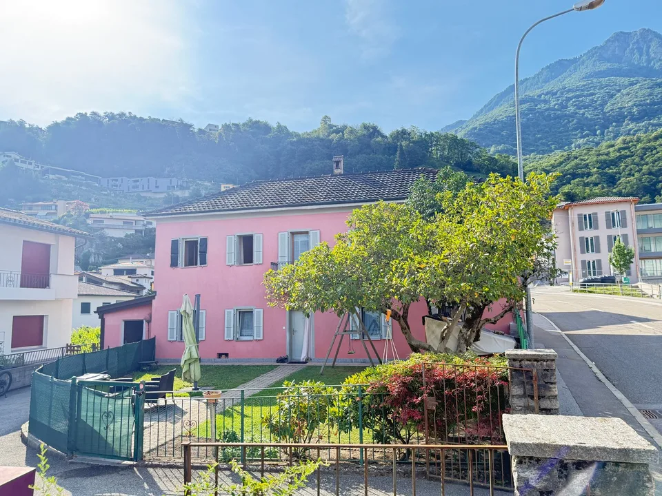 Casa monofamiliare a Giubiasco con grande giardino e spazio per tutti.