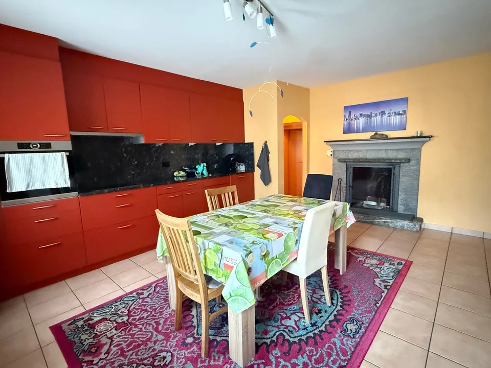 Maison unifamiliale à Giubiasco avec grand jardin et espace pour tous.
