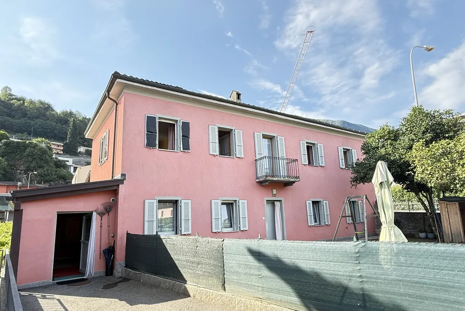 Maison unifamiliale à Giubiasco avec grand jardin et espace pour tous.