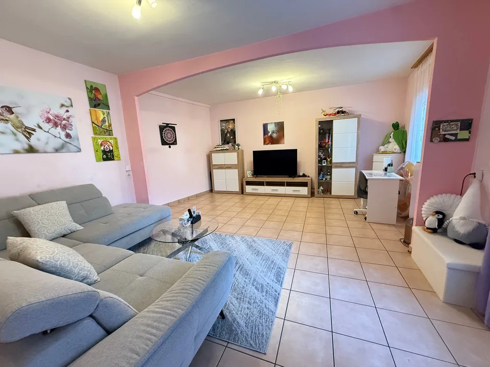 Maison unifamiliale à Giubiasco avec grand jardin et espace pour tous.