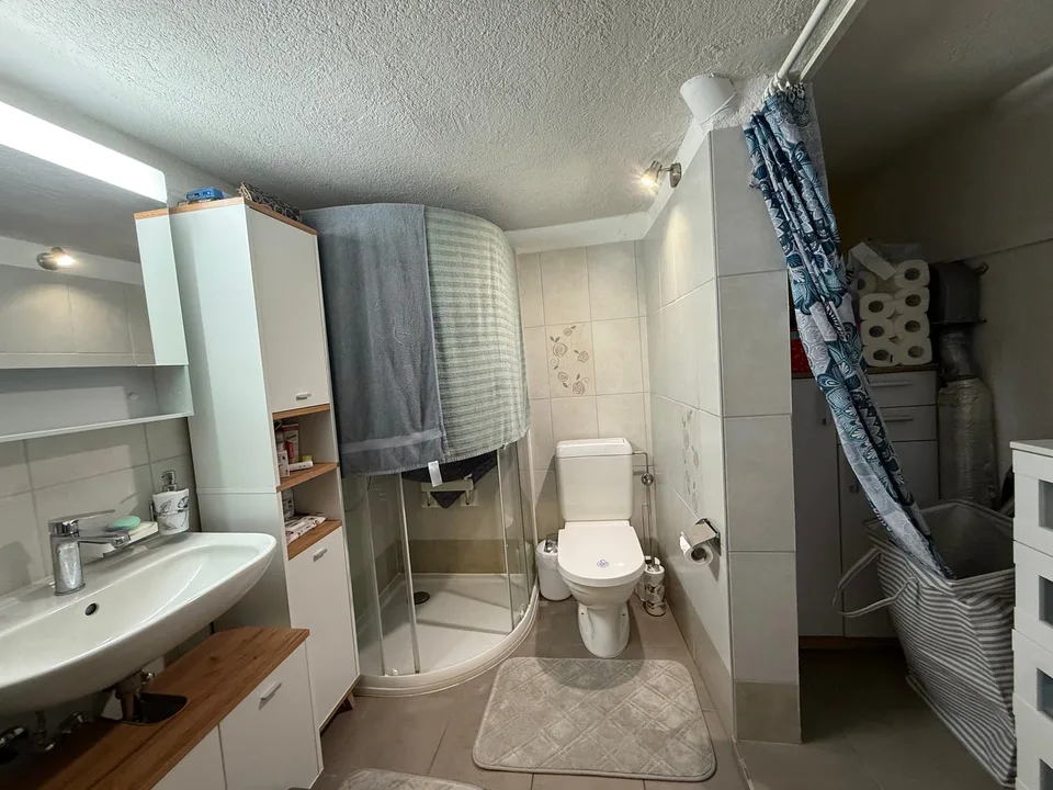 Maison unifamiliale à Giubiasco avec grand jardin et espace pour tous.
