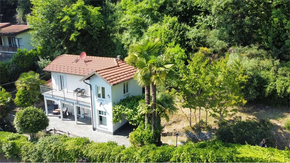 Affascinante casa unifamiliare in posizione soleggiata con ampio giard