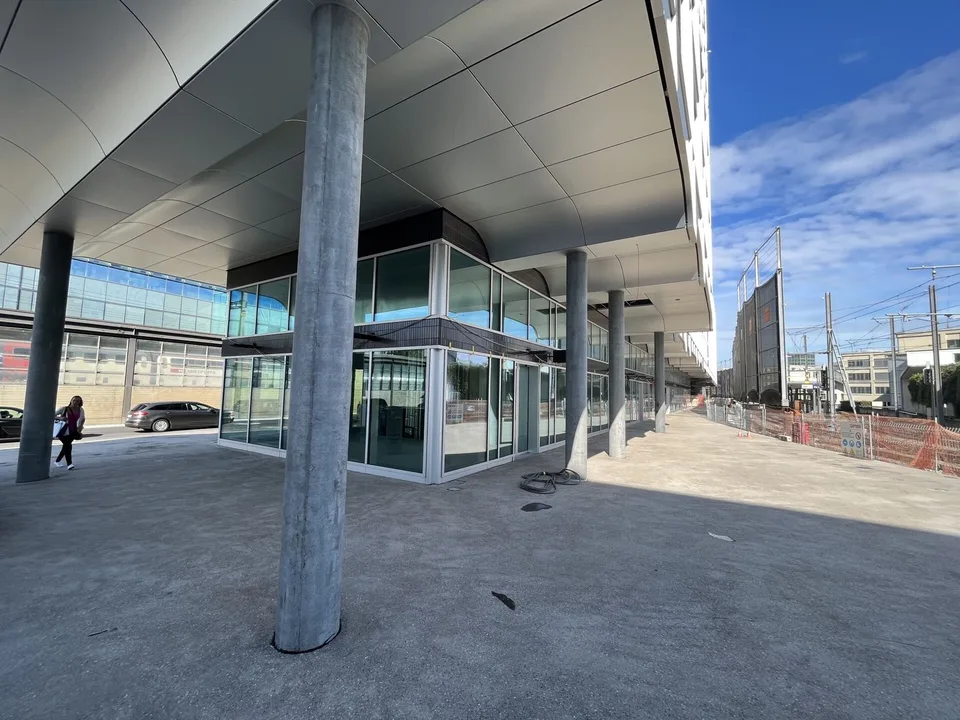 Ultimi spazi di vendita e servizio alla nuova stazione del Sud