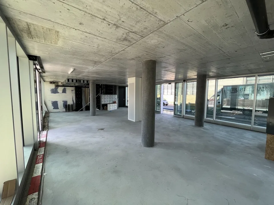 Ultimi spazi di vendita e servizio alla nuova stazione del Sud