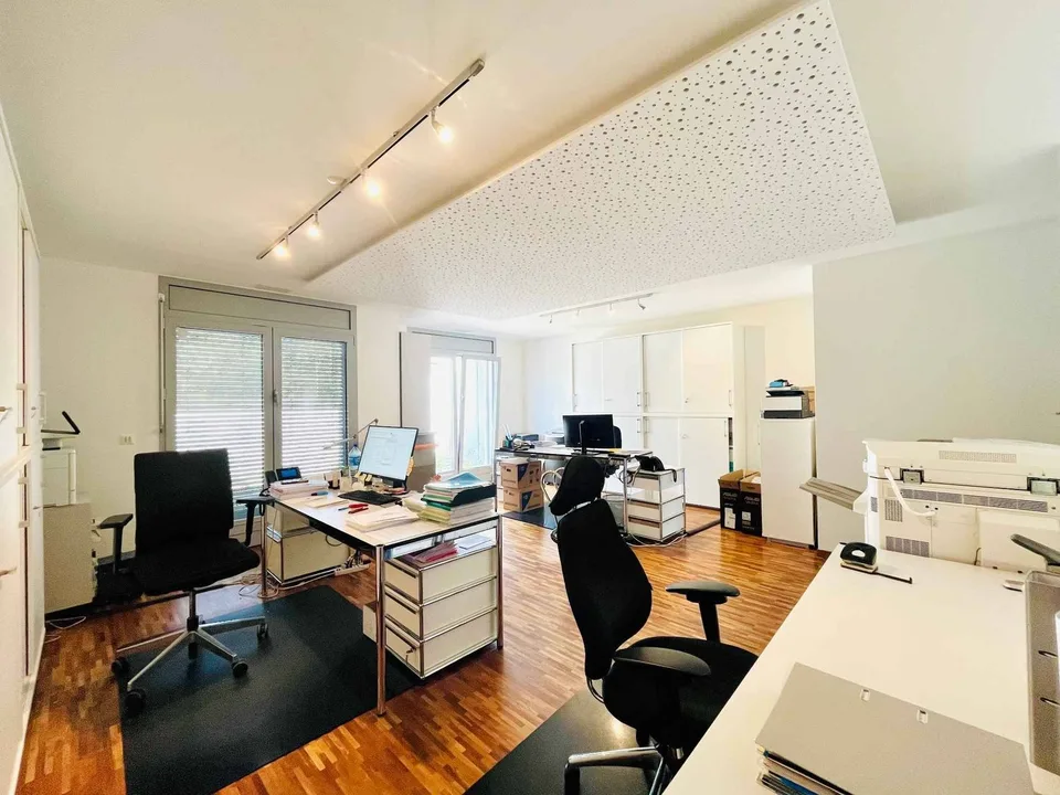 Büros mit 90 m² Grundfläche und Blick auf den Genfersee und geräumige Terrasse
