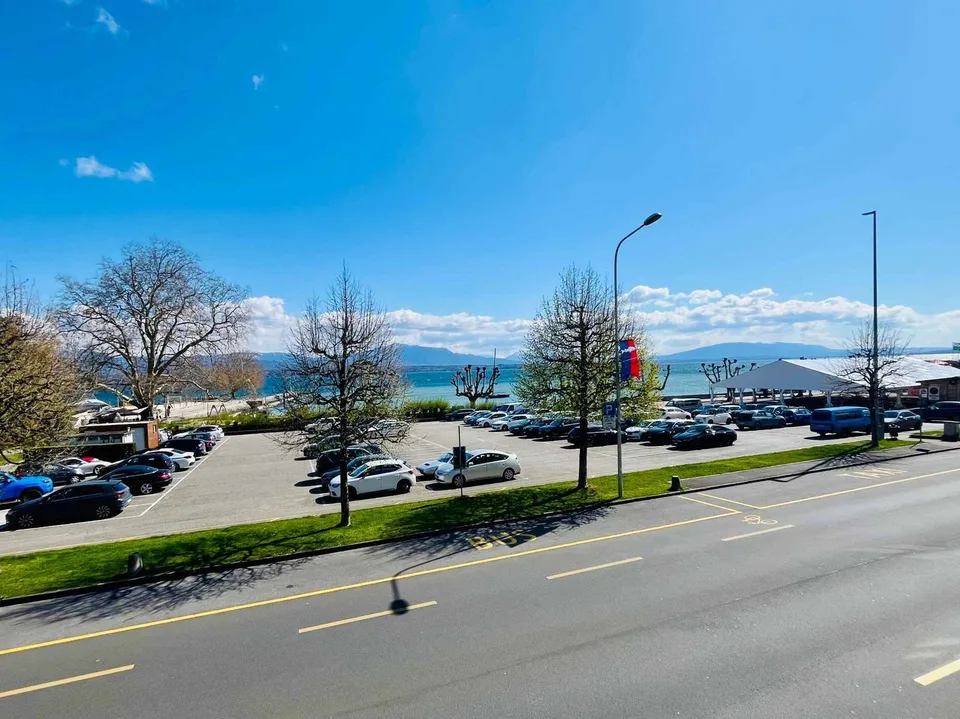 Büros mit 90 m² Grundfläche und Blick auf den Genfersee und geräumige Terrasse