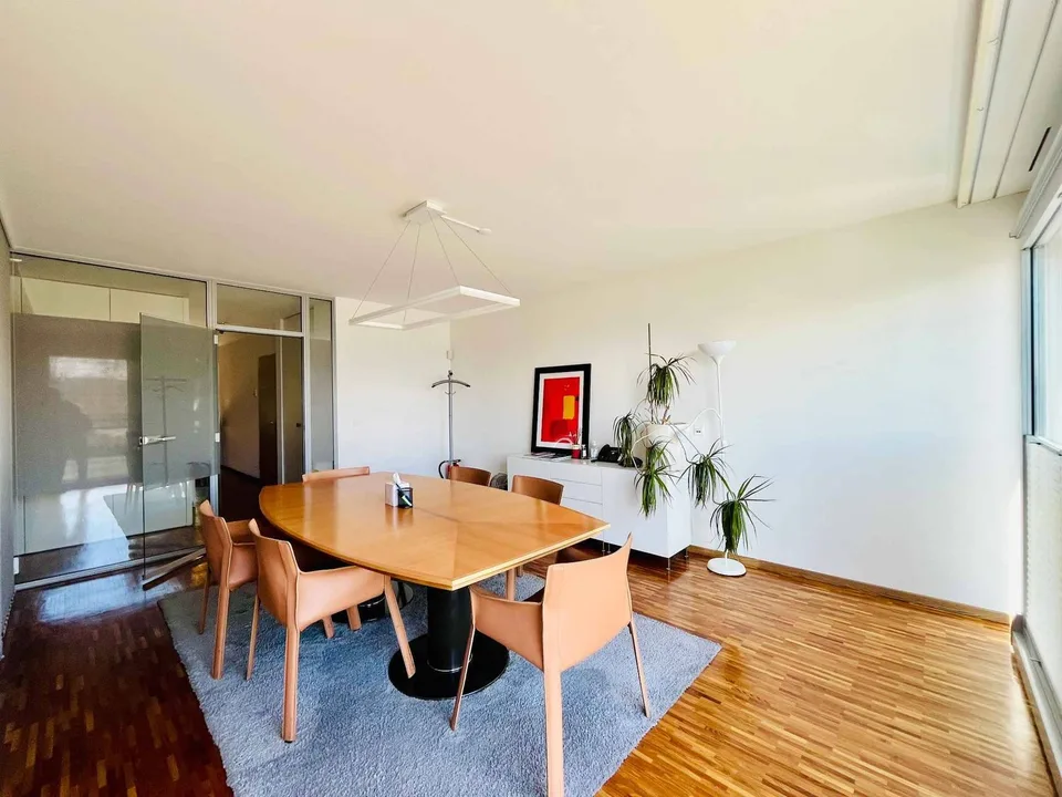 Büros mit 90 m² Grundfläche und Blick auf den Genfersee und geräumige Terrasse