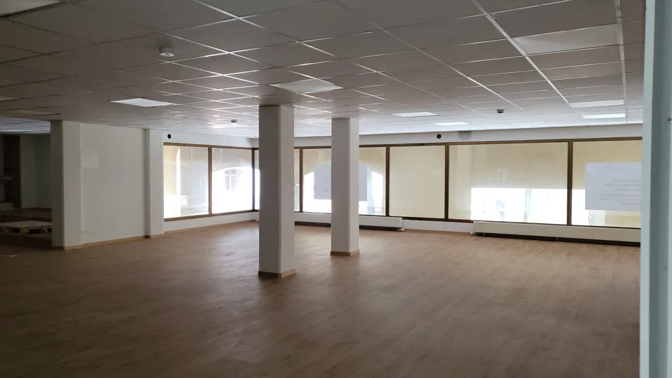 Rue des Moulins 51, Neuchâtel - Local de 360m2 rénové en 2025
