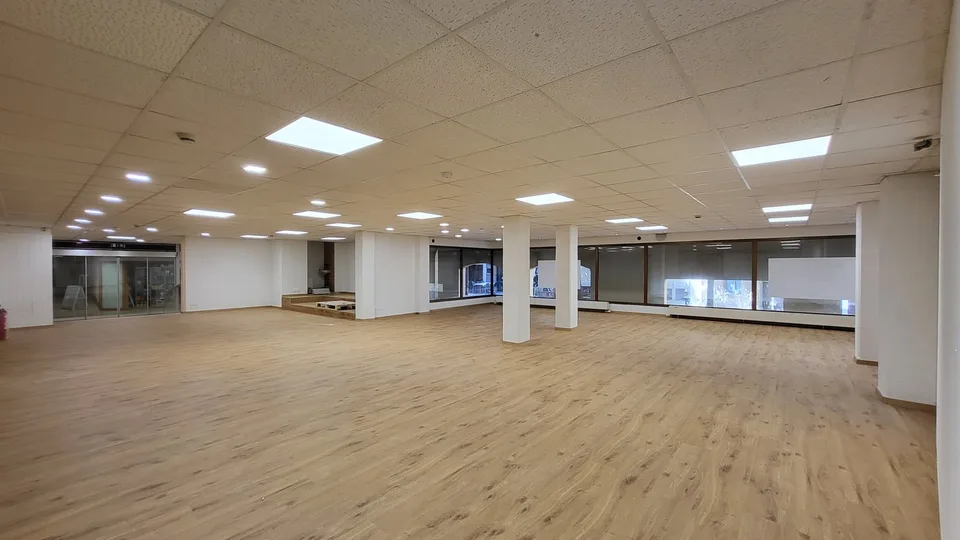 Rue des Moulins 51, Neuchâtel - Local de 360m2 rénové en 2025