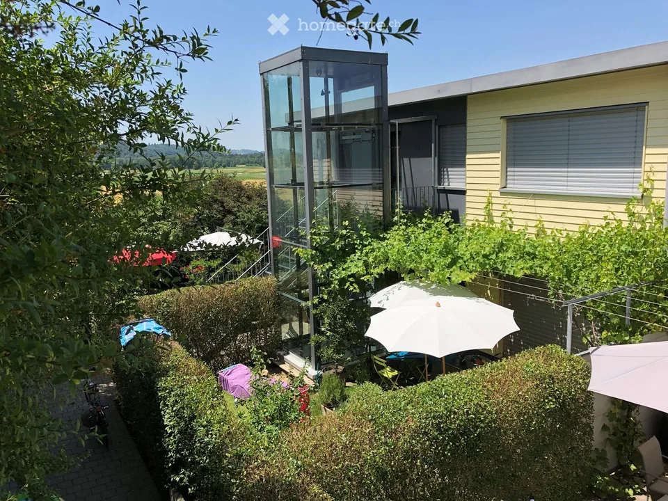 Edificio per sentirsi bene: Appartamento spazioso di 4,5 locali in standard di proprietario con vista sul verde