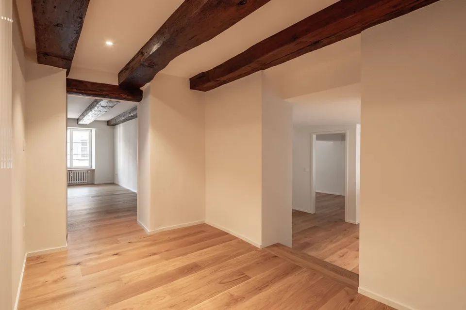 Delizioso appartamento di 4,5 locali in un edificio storico con balcone a Liestal – disponibile immediatamente