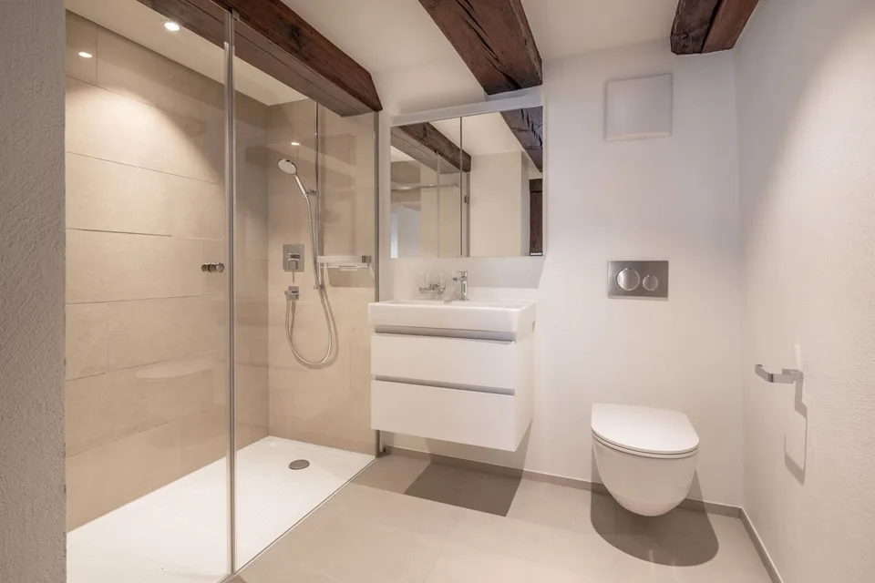 Delizioso appartamento di 4,5 locali in un edificio storico con balcone a Liestal – disponibile immediatamente