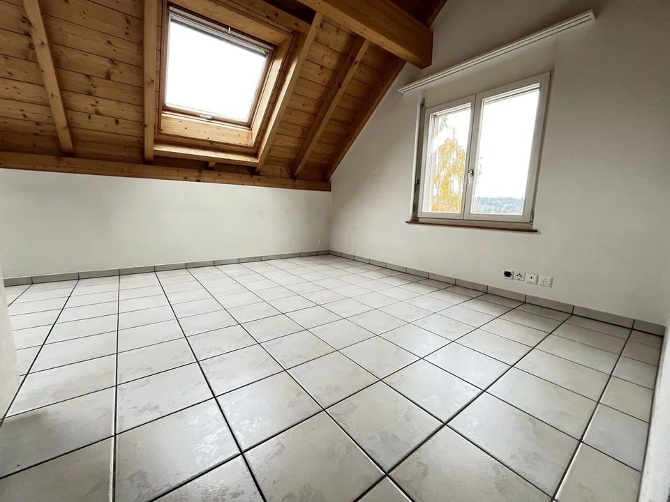 Hell 3-Zimmer Duplex-Dachwohnung mit neuer Küche und Sauna zu vermieten